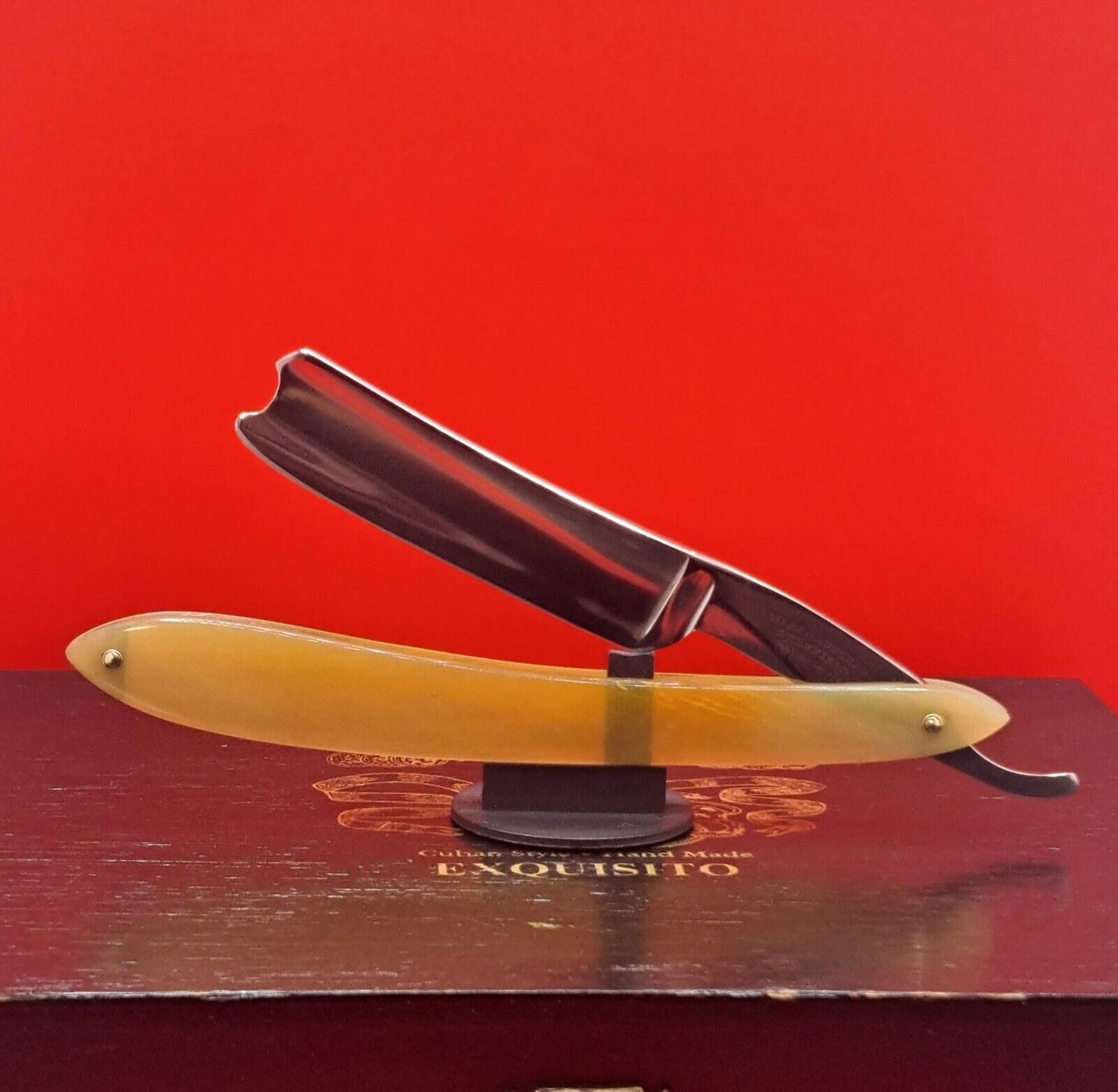 Vintage/Antique 13/16 Wade & Butcher Sheffield Razor. Shave ready.