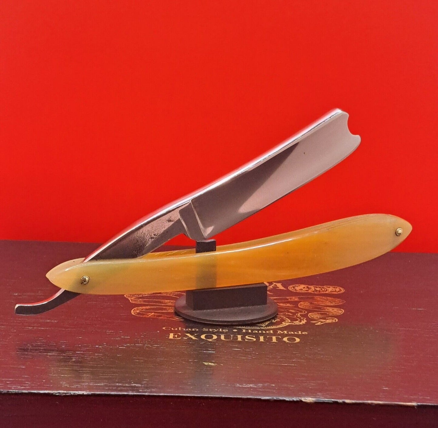 Vintage/Antique 13/16 Wade & Butcher Sheffield Razor. Shave ready.