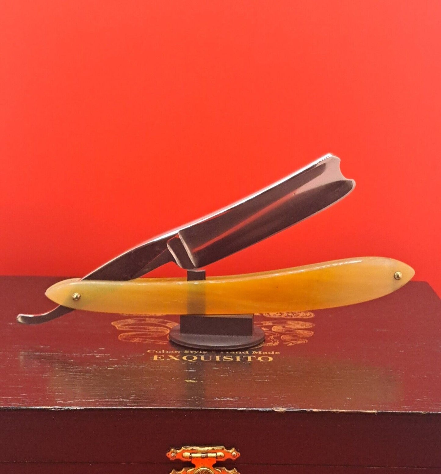 Vintage/Antique 13/16 Wade & Butcher Sheffield Razor. Shave ready.