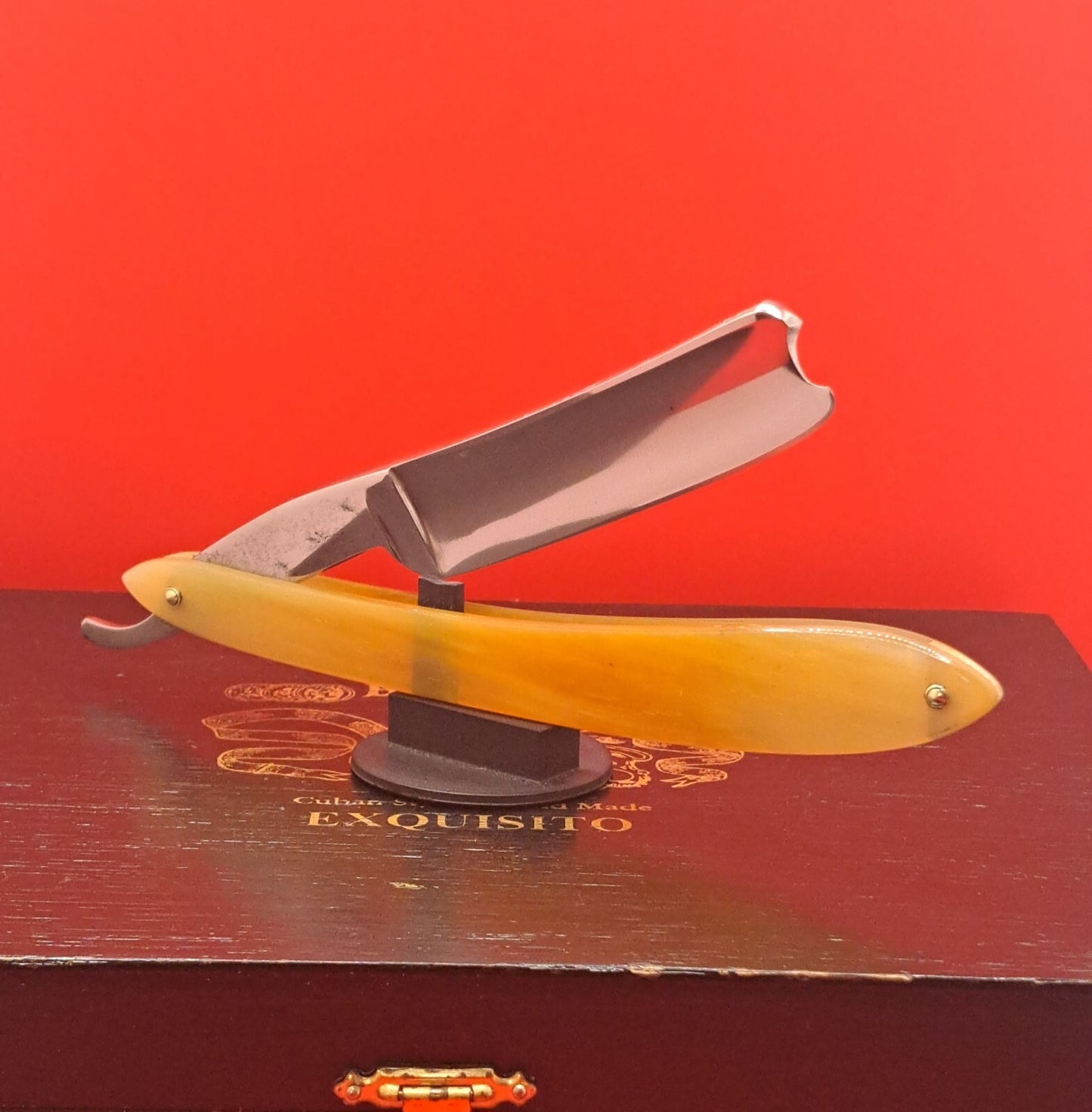 Vintage/Antique 13/16 Wade & Butcher Sheffield Razor. Shave ready.