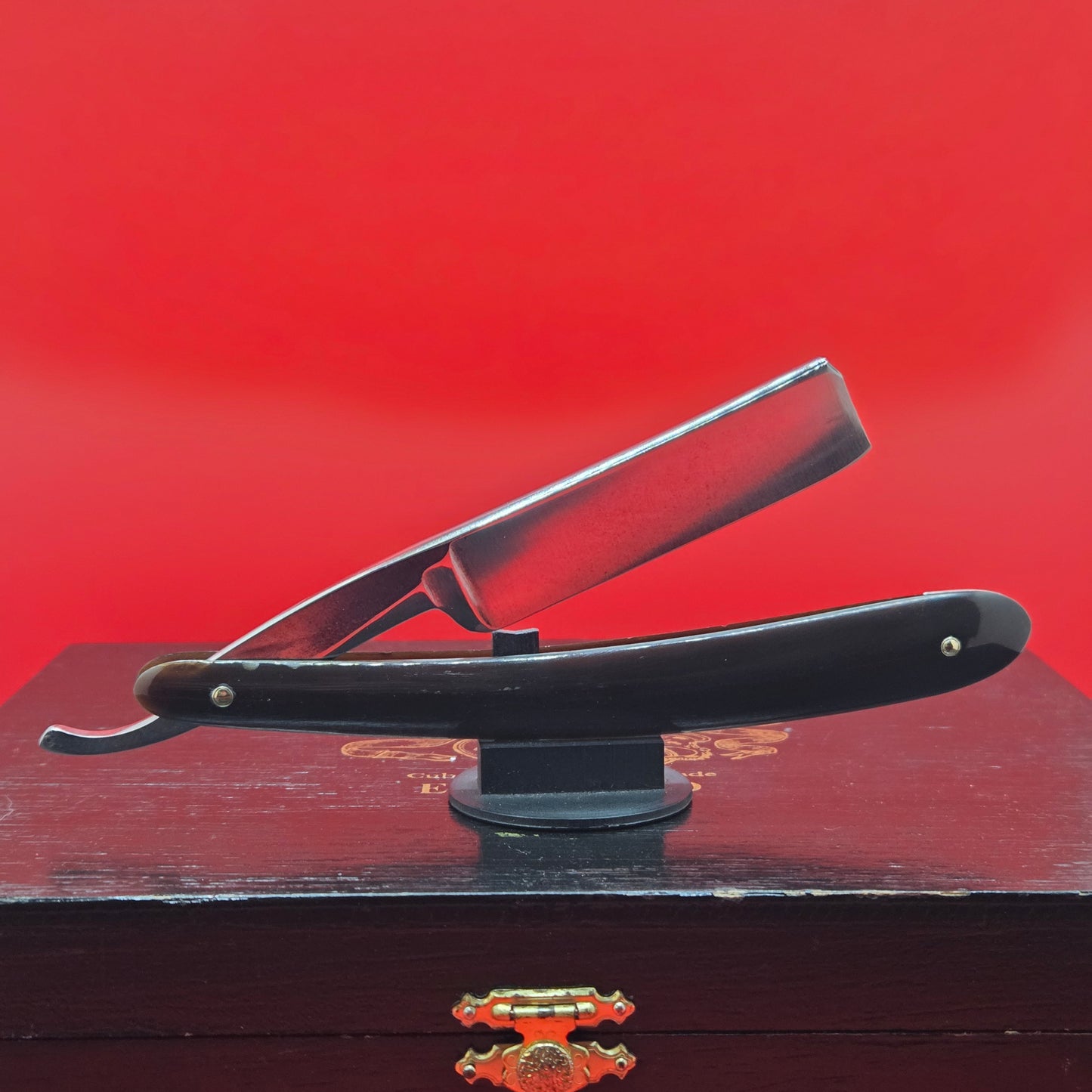 3/4 Wade & Butcher, Sheffield Razor. Shave ready. W/ Coffin Box