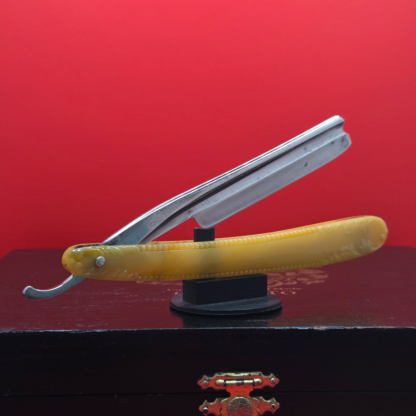 5/8 J.R. Torrey Co Razor W/ Case + Papers. Original. Shave Ready