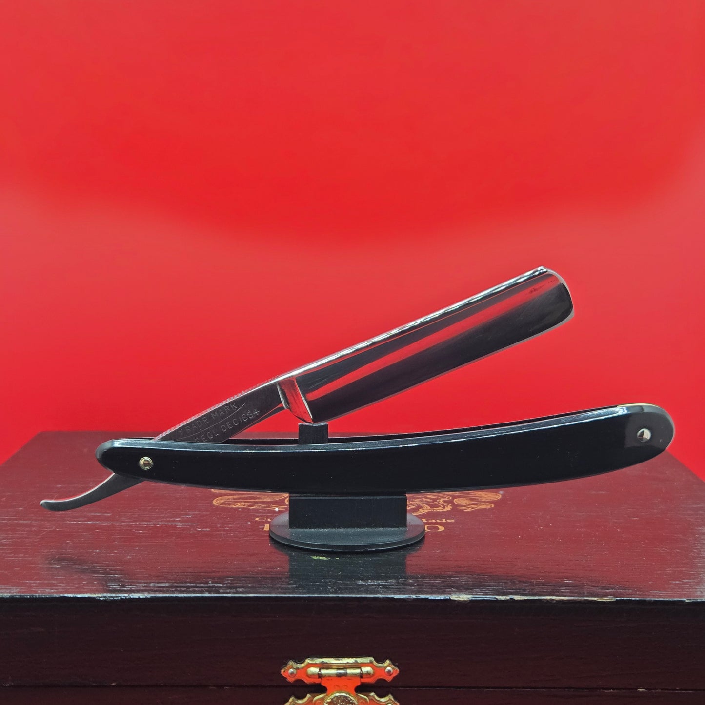11/16 George Wostenholm, Pipe, Sheffield Razor. Shave ready.