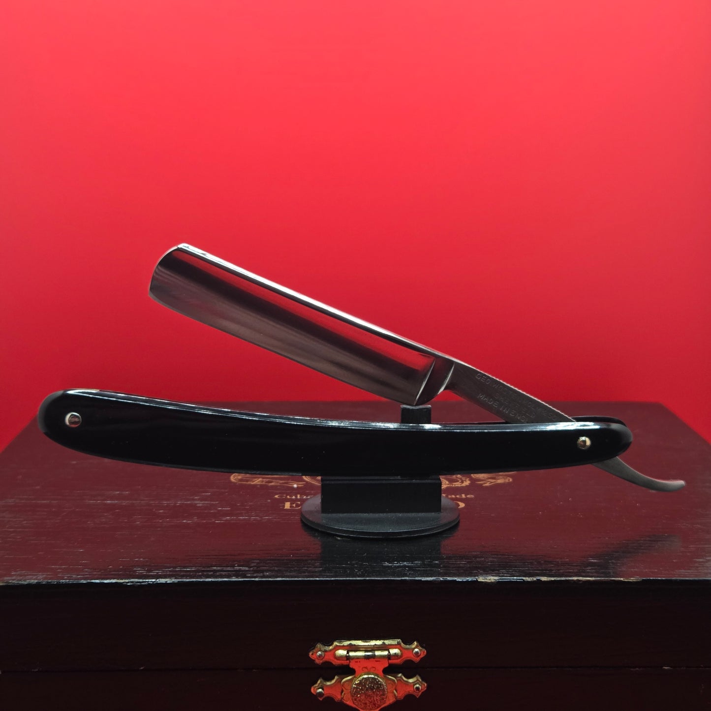 11/16 George Wostenholm, Pipe, Sheffield Razor. Shave ready.