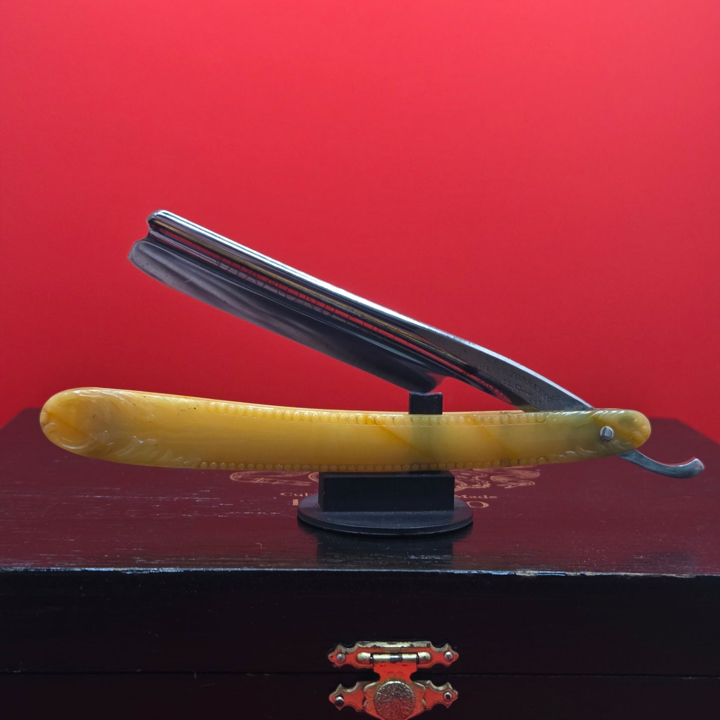 5/8 J.R. Torrey Co Razor W/ Case + Papers. Original. Shave Ready