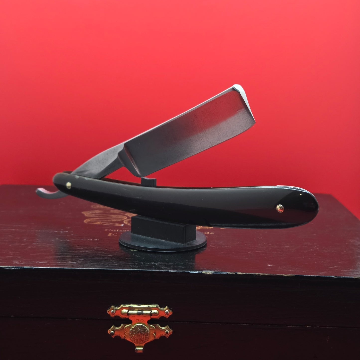 3/4 Wade & Butcher, Sheffield Razor. Shave ready. W/ Coffin Box