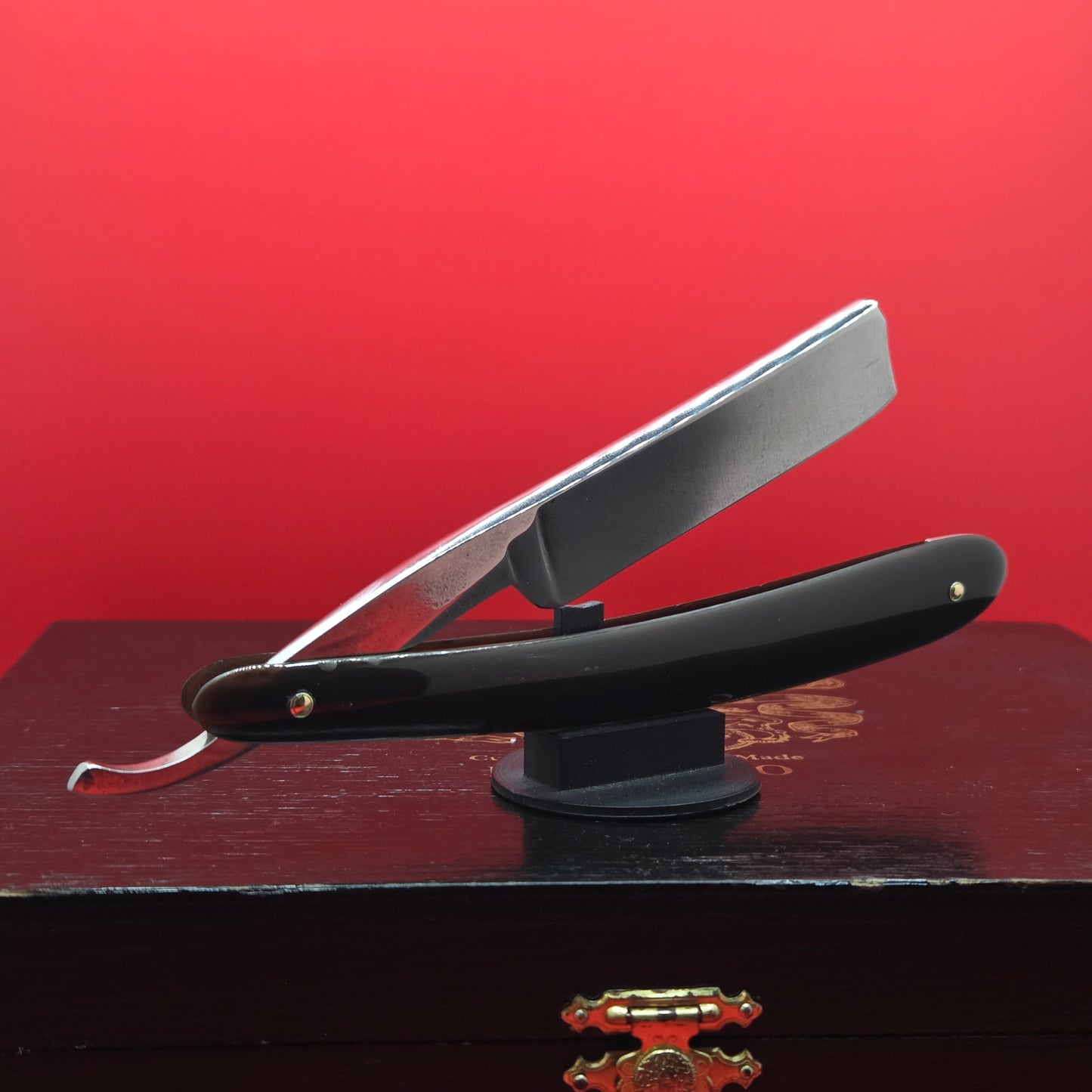 3/4 Wade & Butcher, Sheffield Razor. Shave ready. W/ Coffin Box