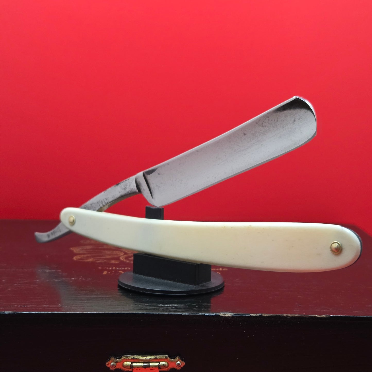 11/16 George Wostenholm. IXL Straight Razor. Shave ready.
