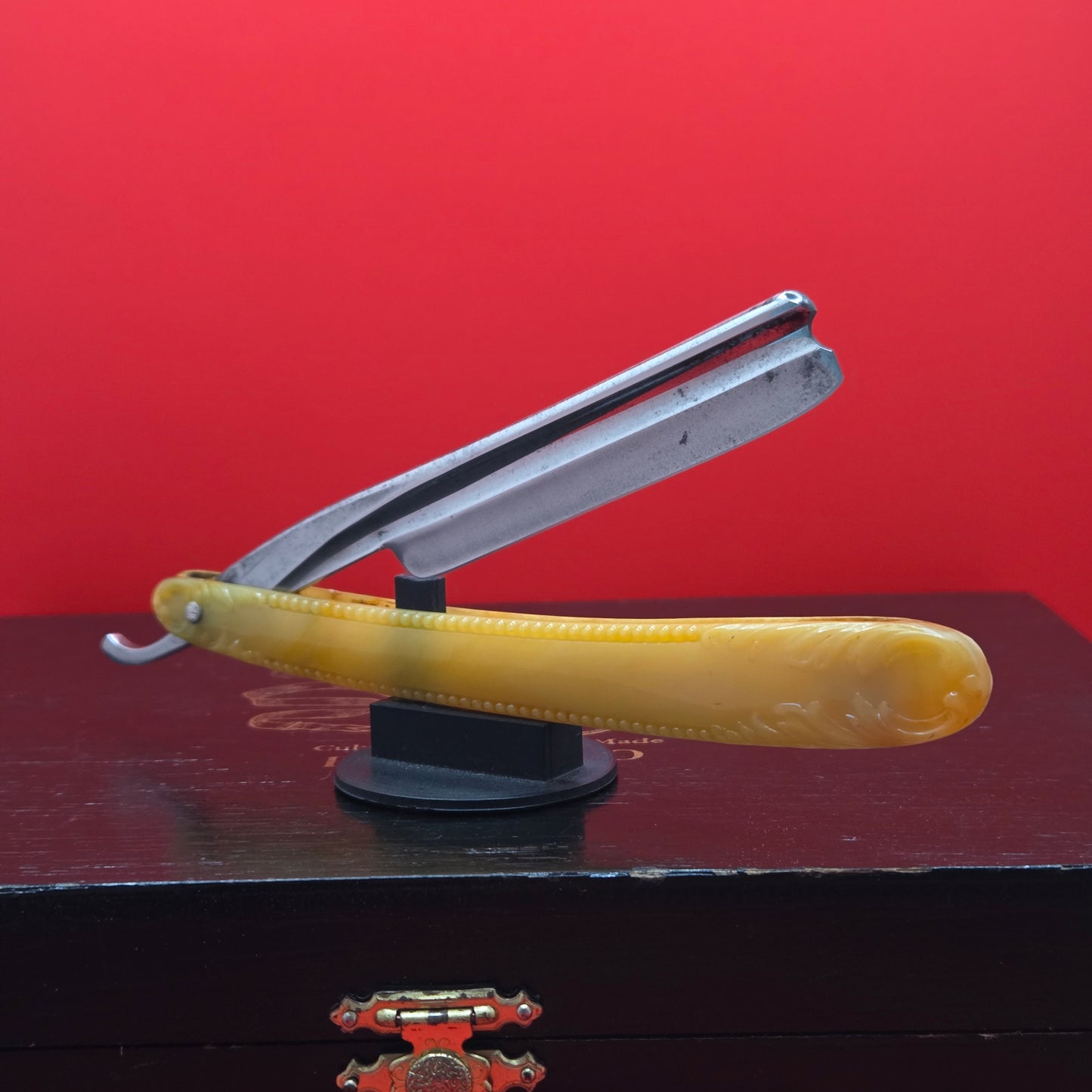 5/8 J.R. Torrey Co Razor W/ Case + Papers. Original. Shave Ready