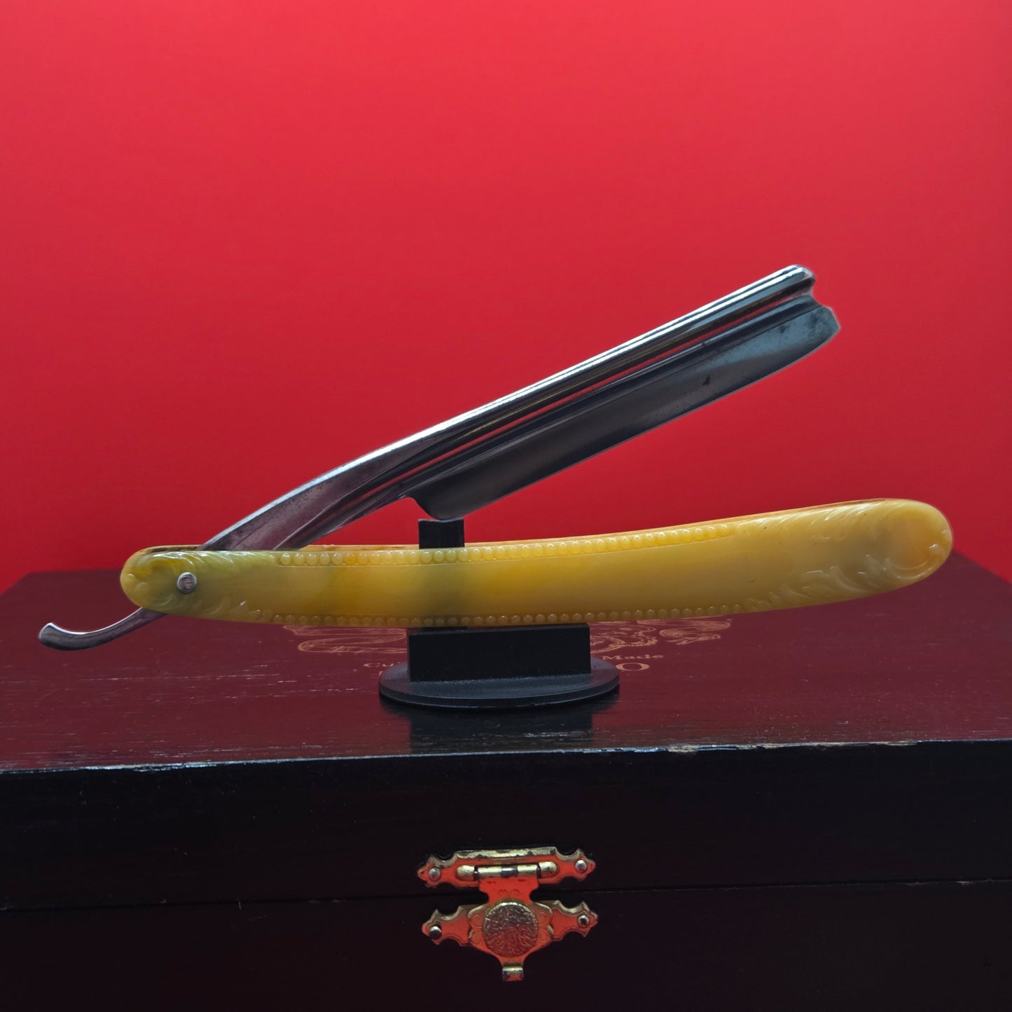 5/8 J.R. Torrey Co Razor W/ Case + Papers. Original. Shave Ready