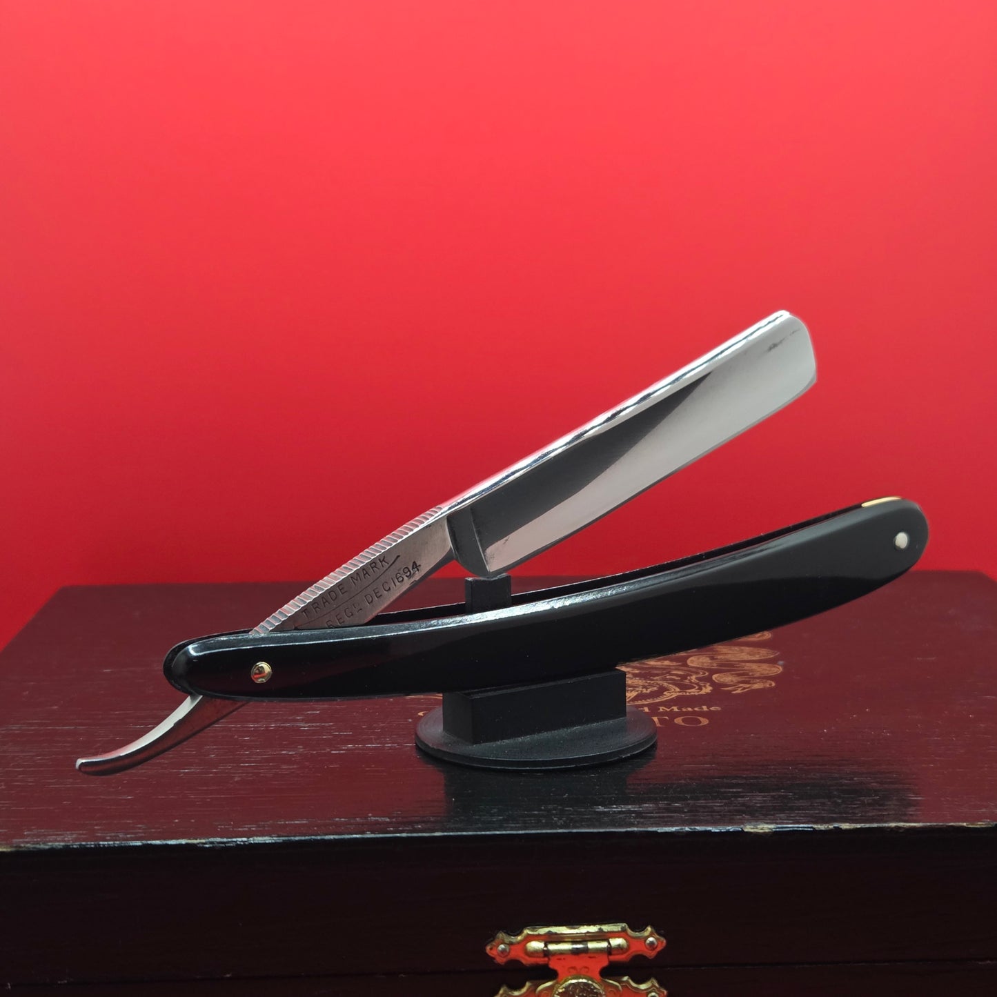11/16 George Wostenholm, Pipe, Sheffield Razor. Shave ready.