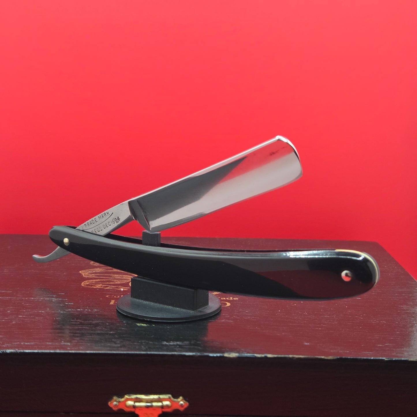 11/16 George Wostenholm, Pipe, Sheffield Razor. Shave ready.