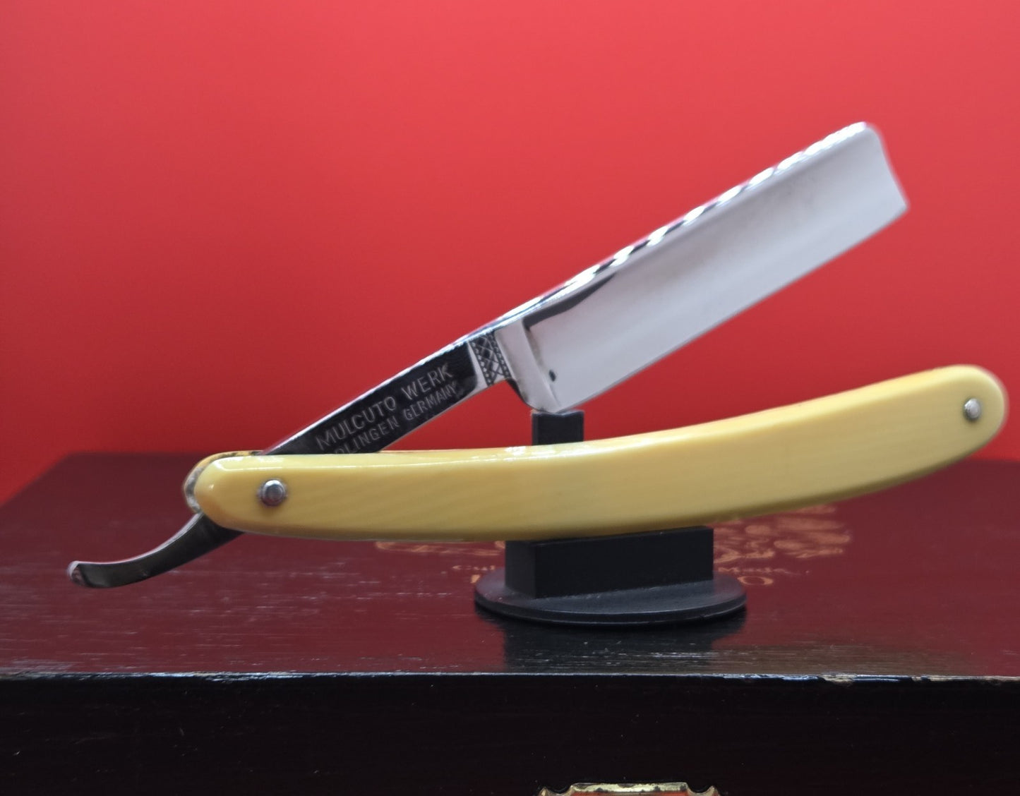 11/16 Mulcuto Werks, Solingen Straight Razor. Shave Ready.