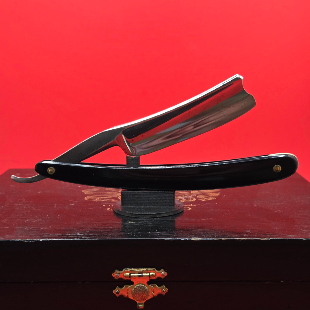 Vintage/Antique 13/16 Wade & Butcher. Sheffield Razor. Hollow. Original.