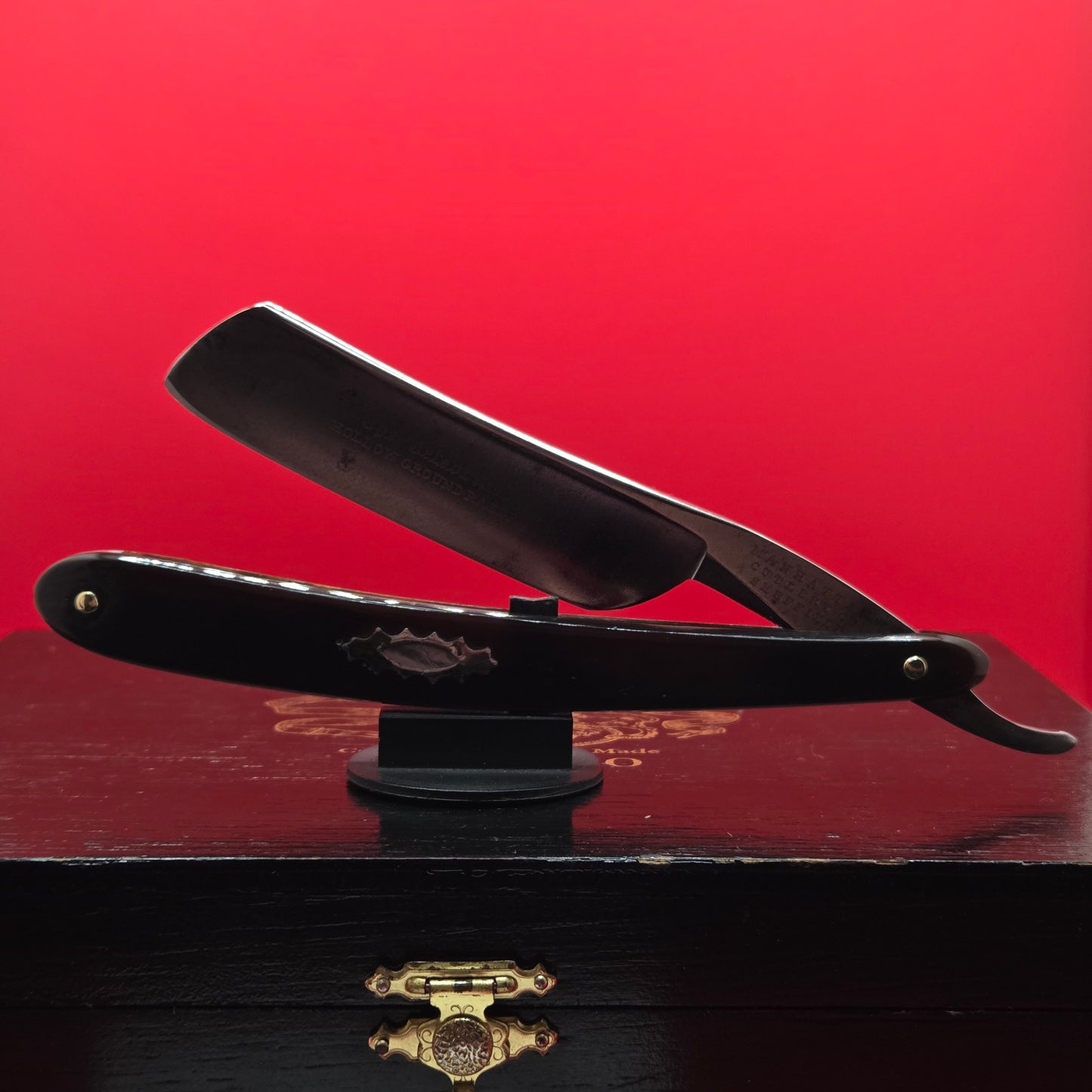 7/8 Manhattan Cutlery Co. The Celebrated Hollow Ground. Shave Ready.