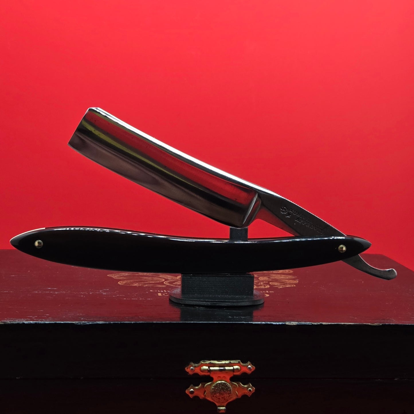 Vintage/Antique 13/16 Universally Approved Razor. Crown WR Stamp. Restored.