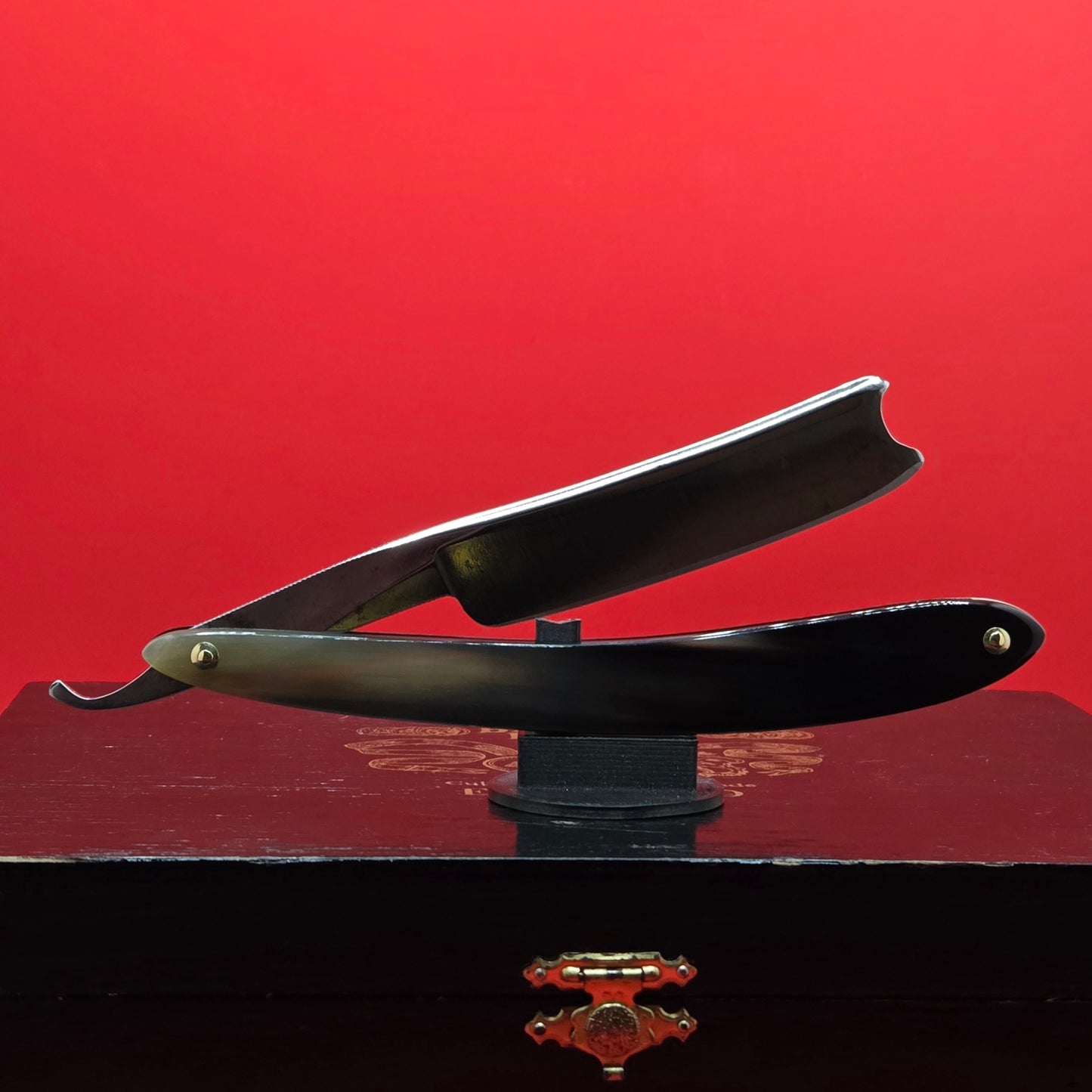 Vintage/Antique 13/16 Universally Approved Wade & Butcher Razor. Restored.