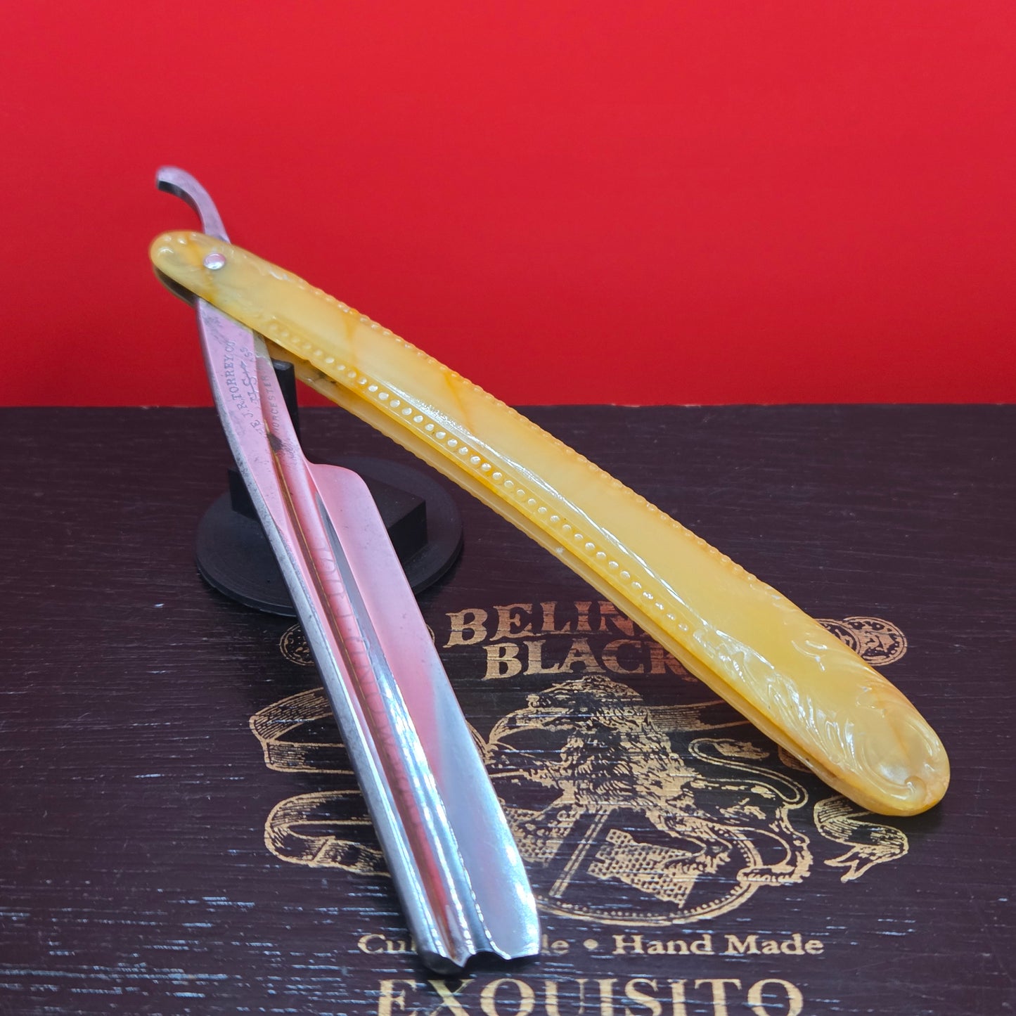 5/8 J.R. Torrey Co Razor W/ Case + Papers. Original. Shave Ready