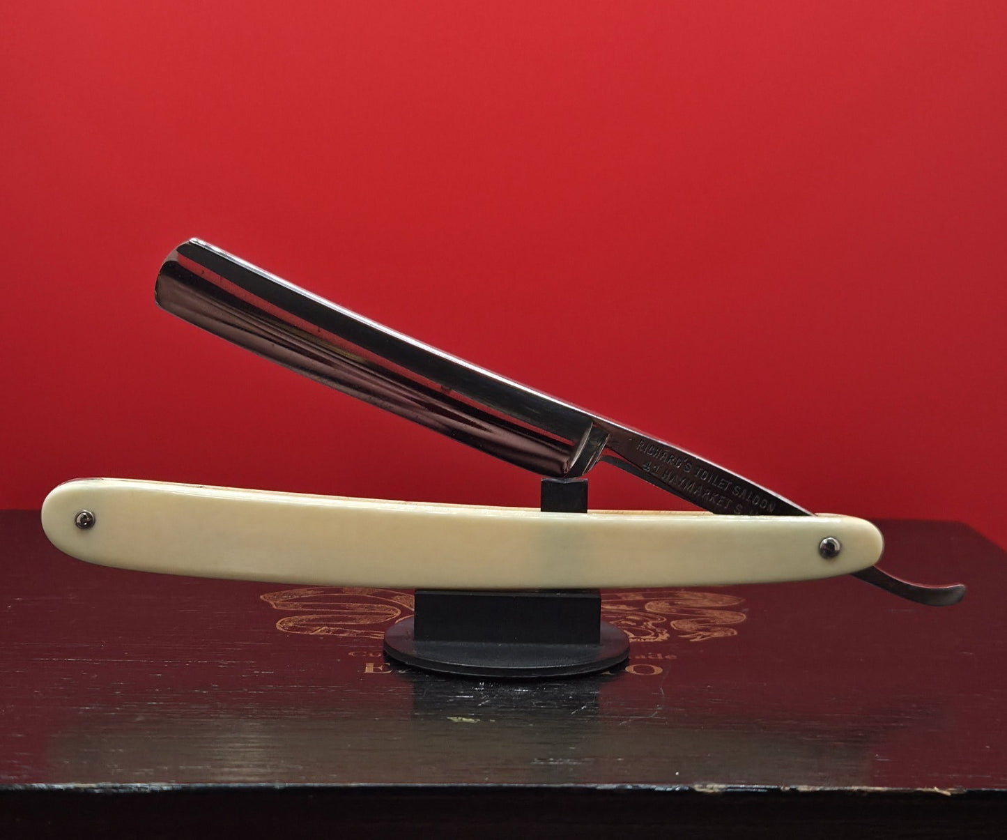 Gent Set. Richard Toilet's Saloo Sheffield Straight Razors with case. Shave ready.