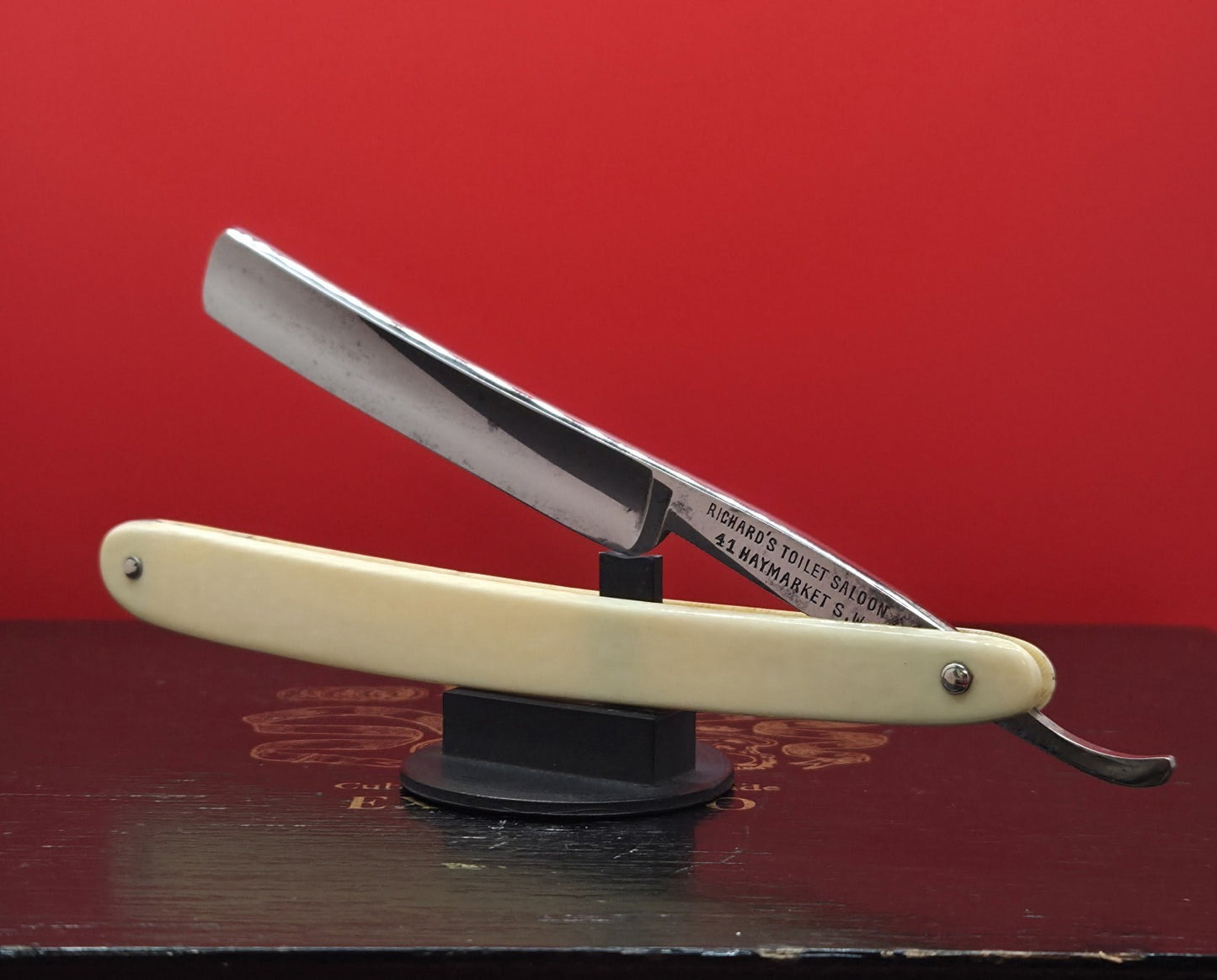 Gent Set. Richard Toilet's Saloo Sheffield Straight Razors with case. Shave ready.