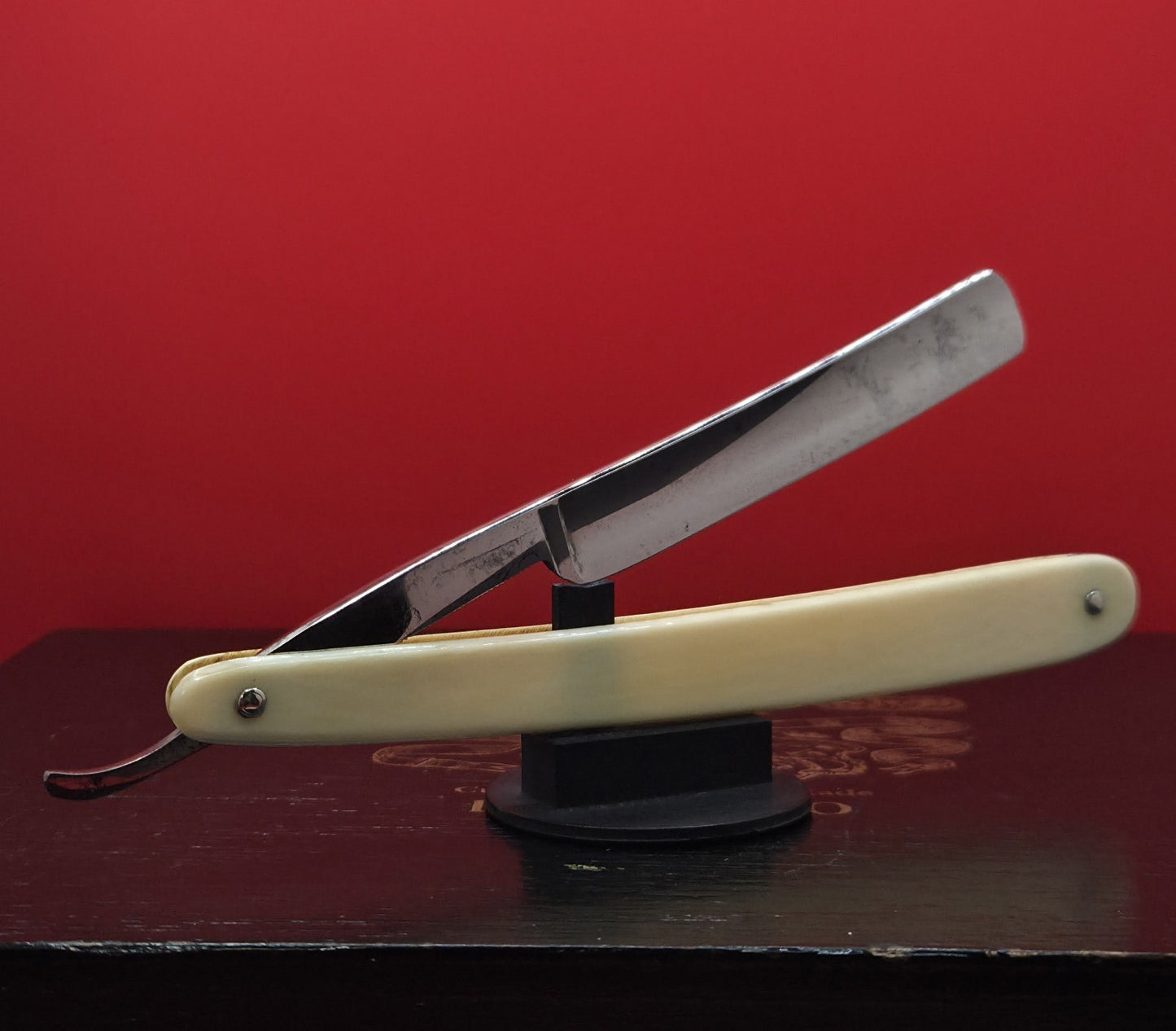 Gent Set. Richard Toilet's Saloo Sheffield Straight Razors with case. Shave ready.