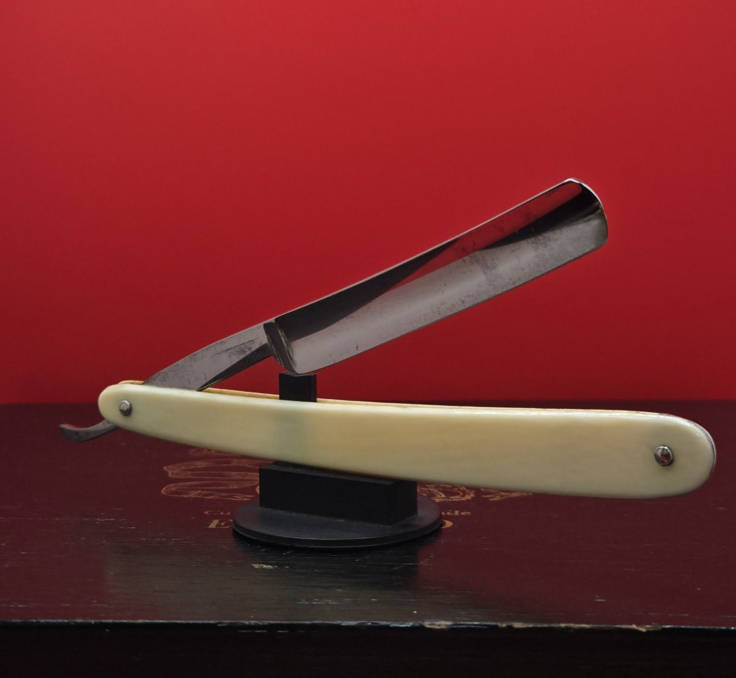 Gent Set. Richard Toilet's Saloo Sheffield Straight Razors with case. Shave ready.